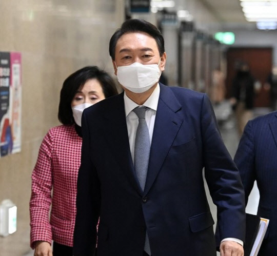 윤석열 국민의힘 대선 후보가 11일 오후 서울 여의도 국회에서 열린 '코로나19 실내공기 과학적 방역관리 방안과 대안 모색 토론회'에 참석하고 있다. <연합뉴스>